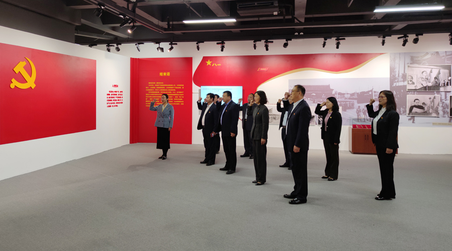 公司组织部分党员参观党旗国旗军旗诞生珍贵史料展