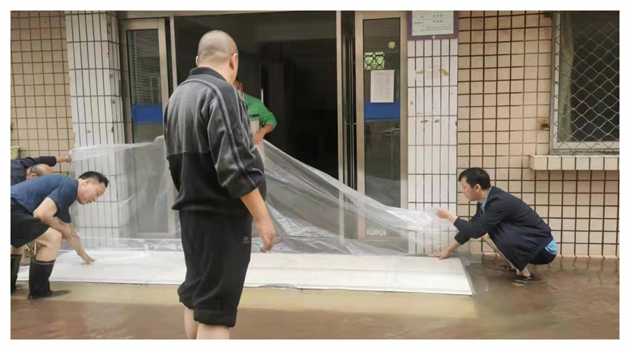 齐心协力排涝排险 全力保障校园安全