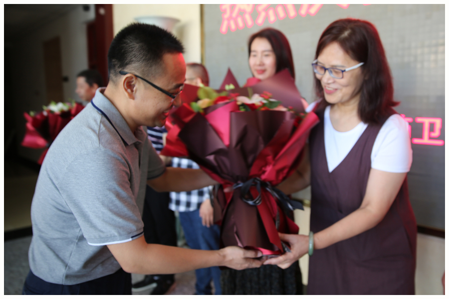 太阳成集团tyc122cc举办庆祝第37个教师节座谈会