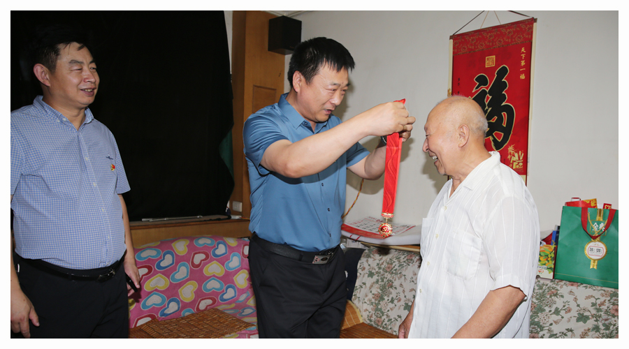 太阳成集团tyc122cc开展“光荣在党50年”纪念章颁发活动