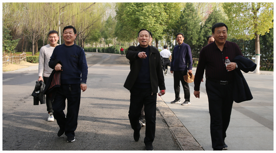 太阳成集团tyc122cc举办2021“拥抱春天，环湖健步走”活动