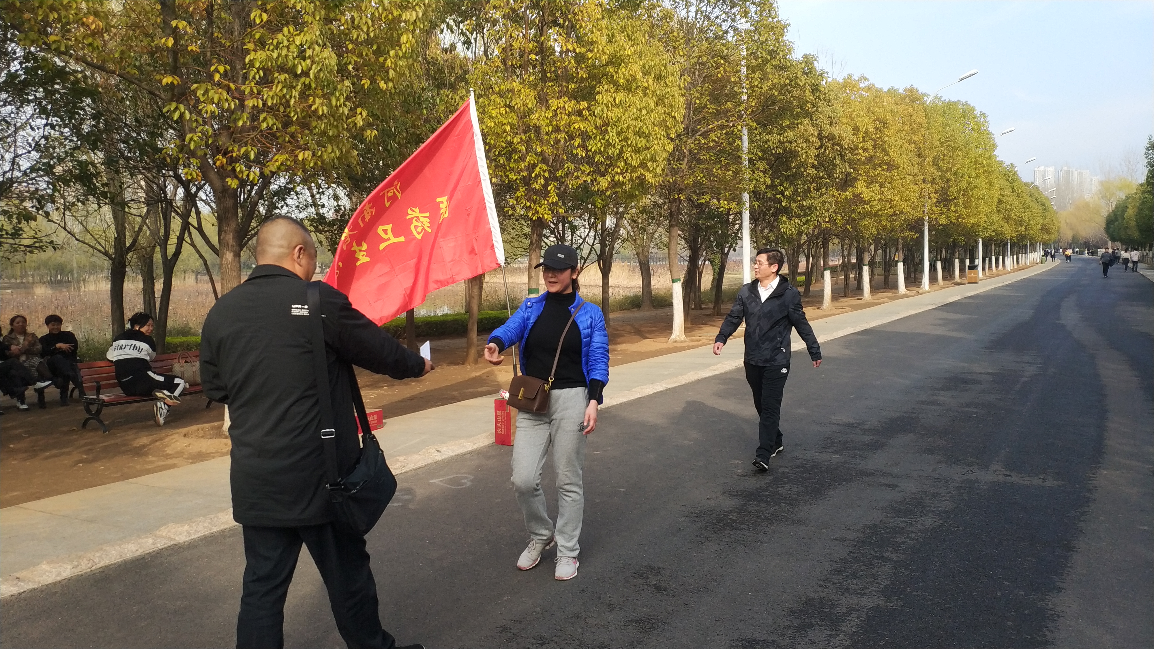 太阳成集团tyc122cc举办2021“拥抱春天，环湖健步走”活动