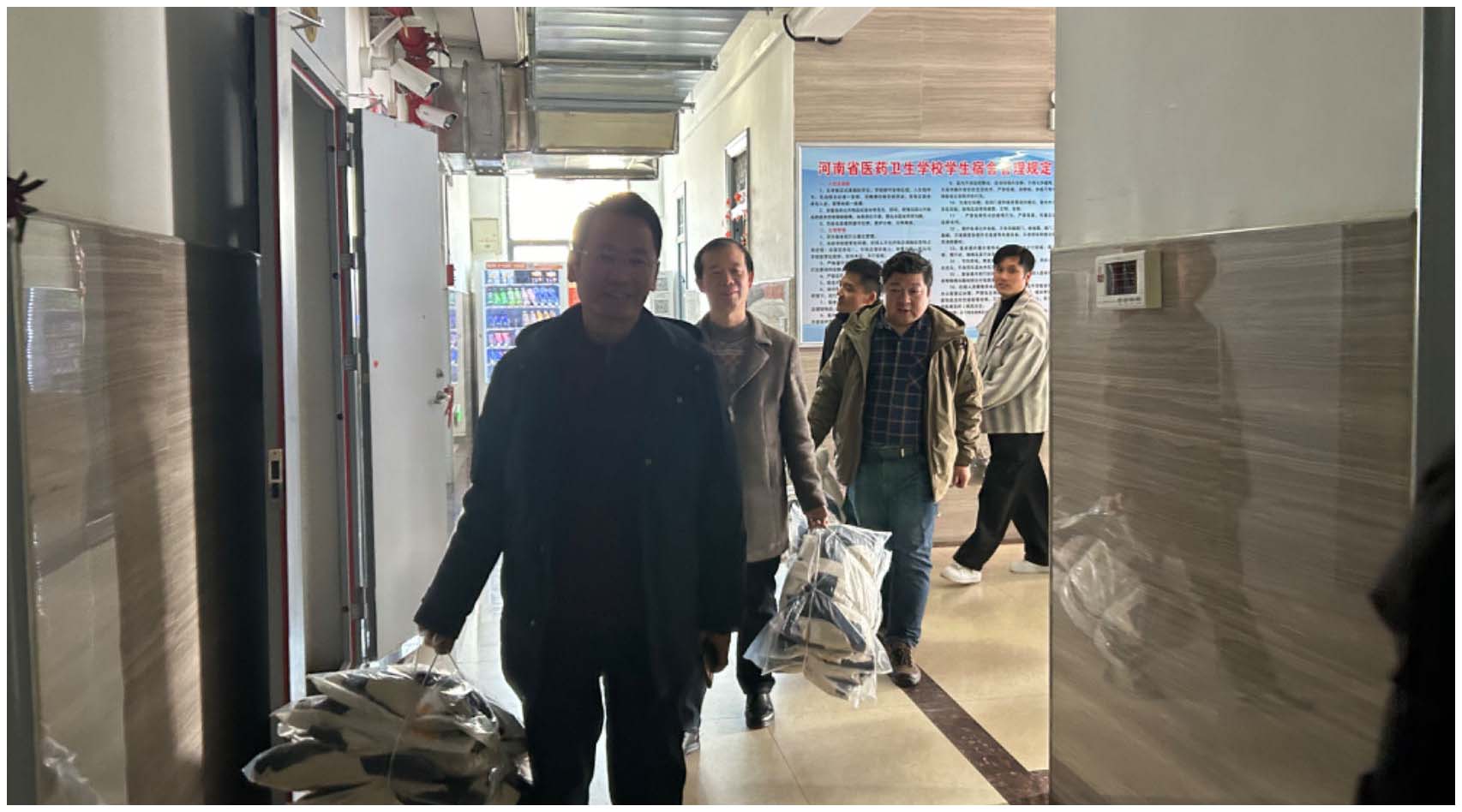 公司为贫困员工发放棉服