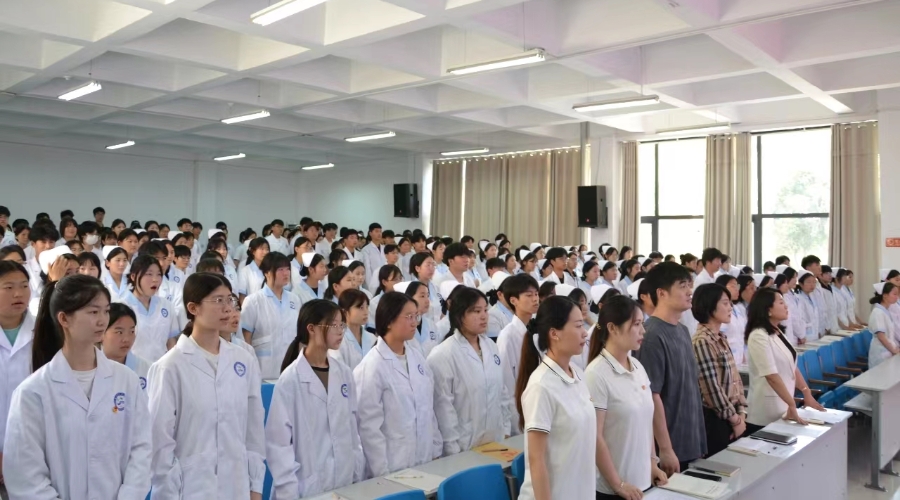 太阳成集团tyc122cc举行“团旗下的誓言”新团员入团仪式