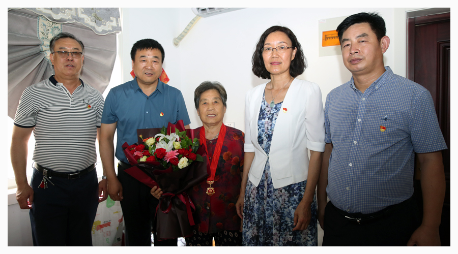 太阳成集团tyc122cc开展“光荣在党50年”纪念章颁发活动