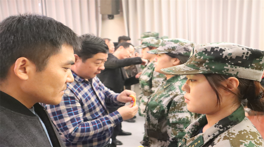 公司为公司教官新进队员进行授衔