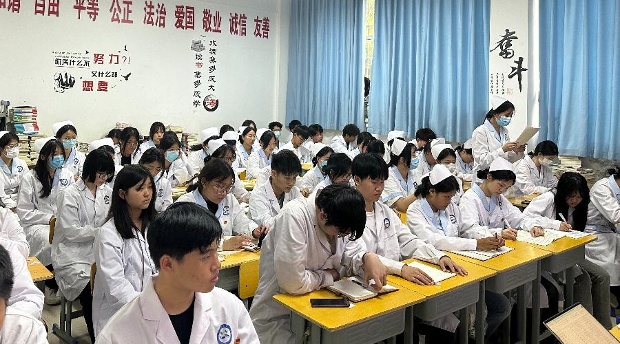 公司组织召开迎“五四”团干座谈会