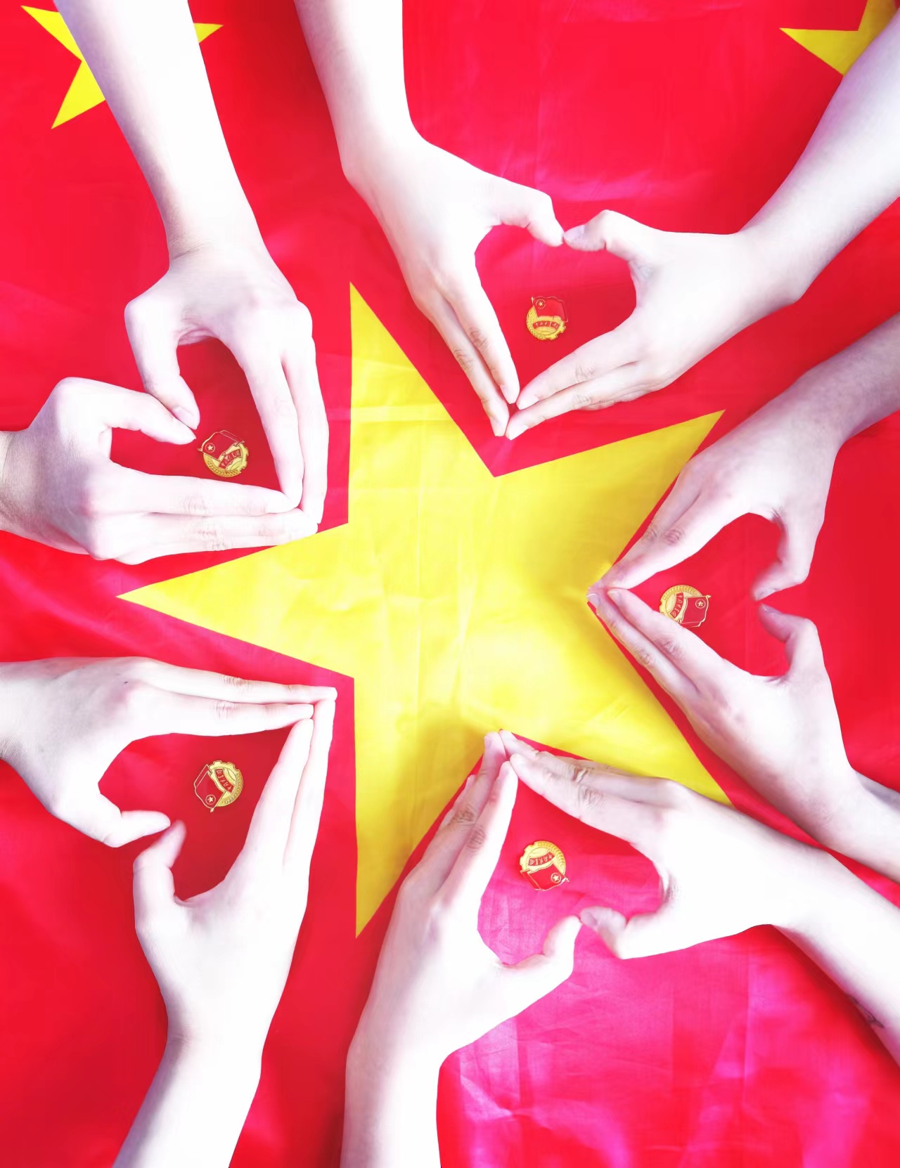 公司组织开展“我与团旗团徽合个影！”主题活动