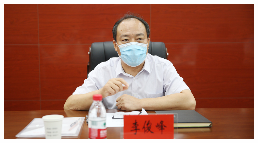 平顶山市教育体育局党组成员副局长李俊峰一行三人到公司检查督导疫情防控工作