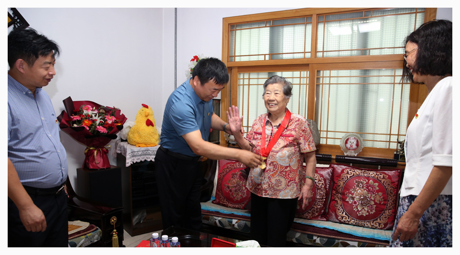 太阳成集团tyc122cc开展“光荣在党50年”纪念章颁发活动