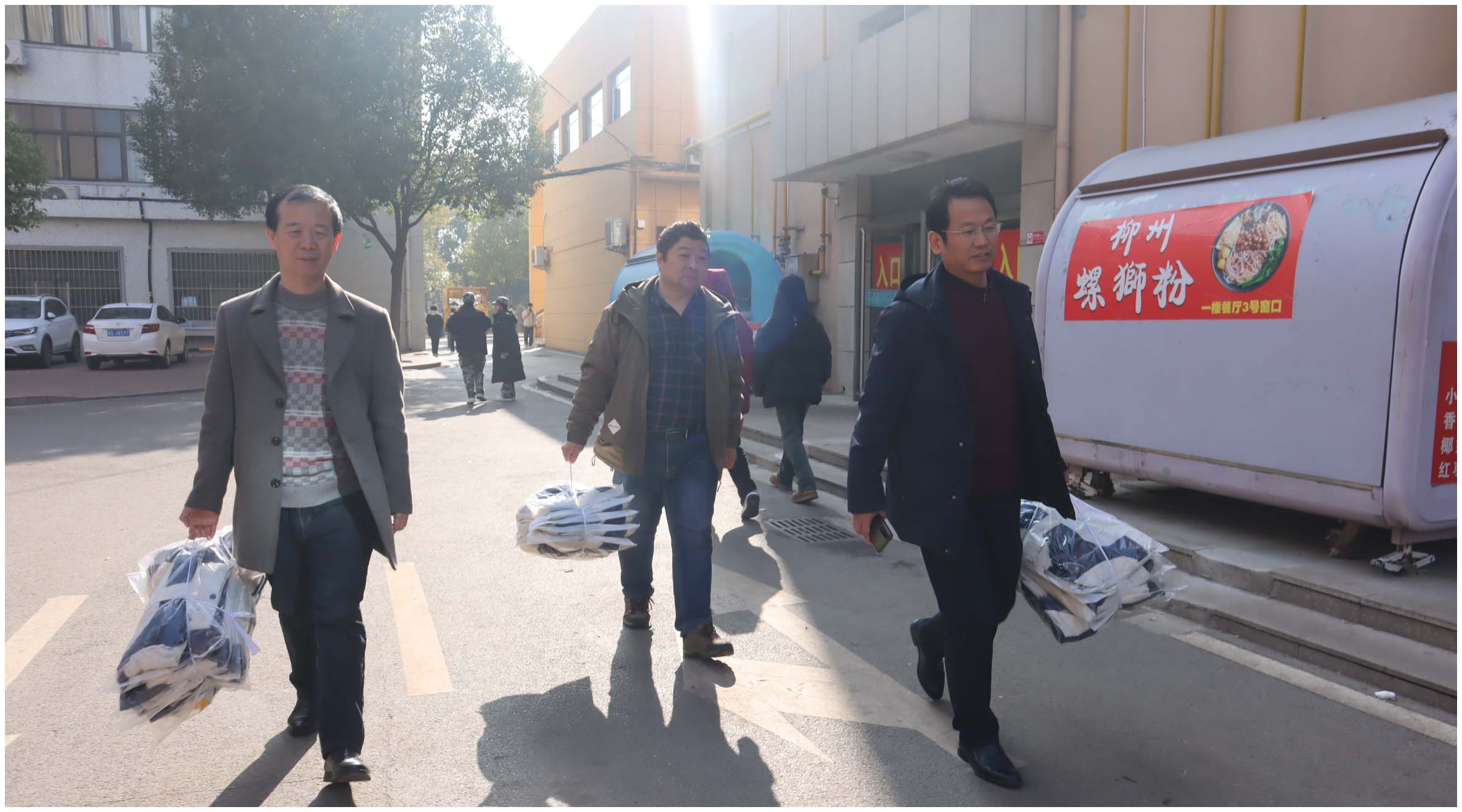 公司为贫困员工发放棉服