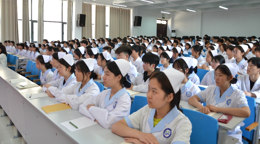 太阳成集团tyc122cc举行“团旗下的誓言”新团员入团仪式