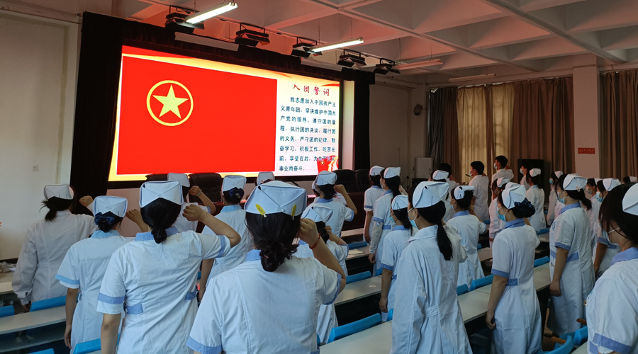 公司组织开展“我与团旗团徽合个影！”主题活动