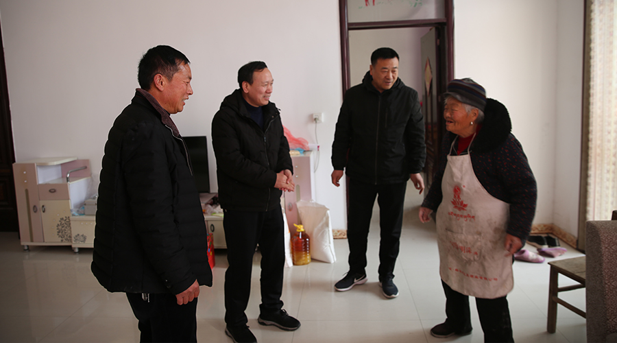 公司为帮扶对象送去春节温暖与祝福