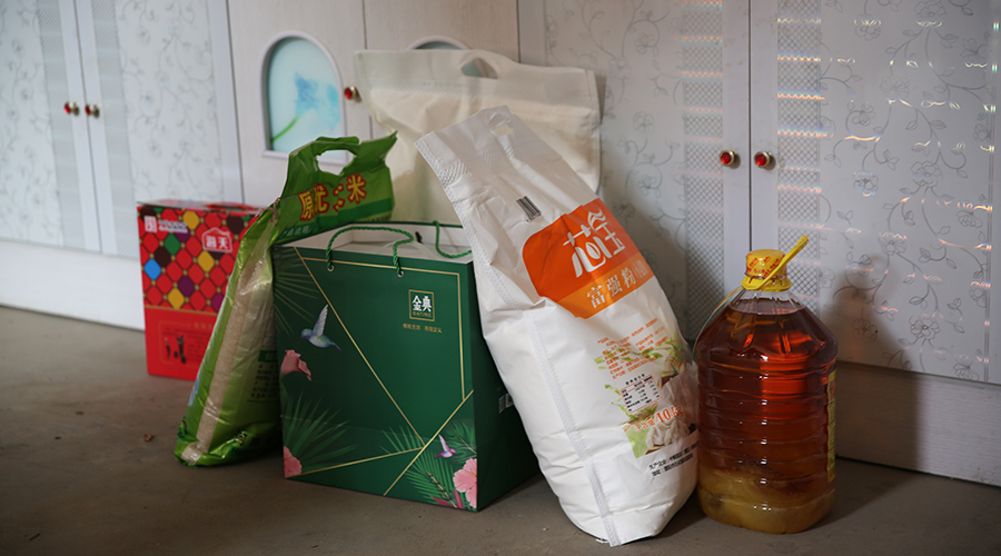 公司为帮扶对象送去春节温暖与祝福