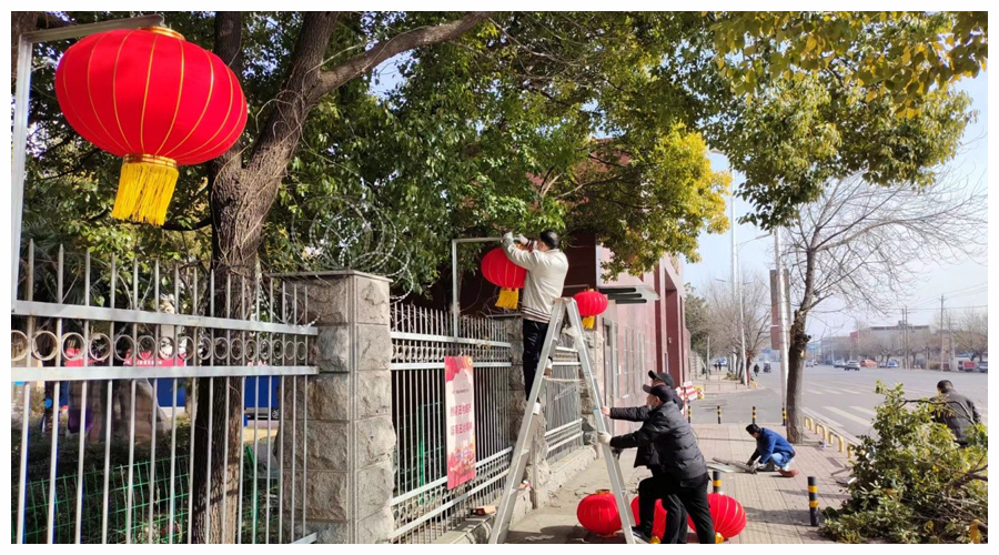 太阳成集团tyc122cc开展“挂灯笼 贴春联 欢欢喜喜过新年”活动