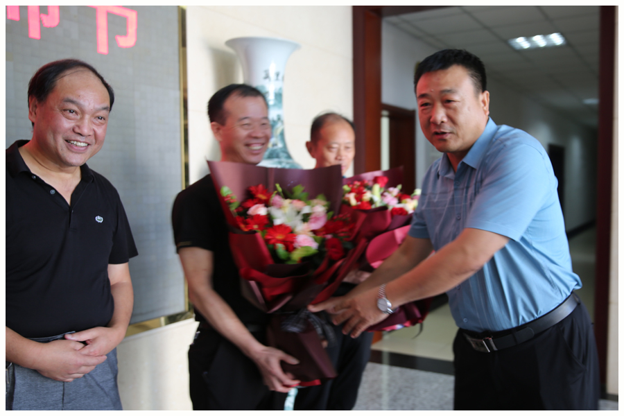 太阳成集团tyc122cc举办庆祝第37个教师节座谈会