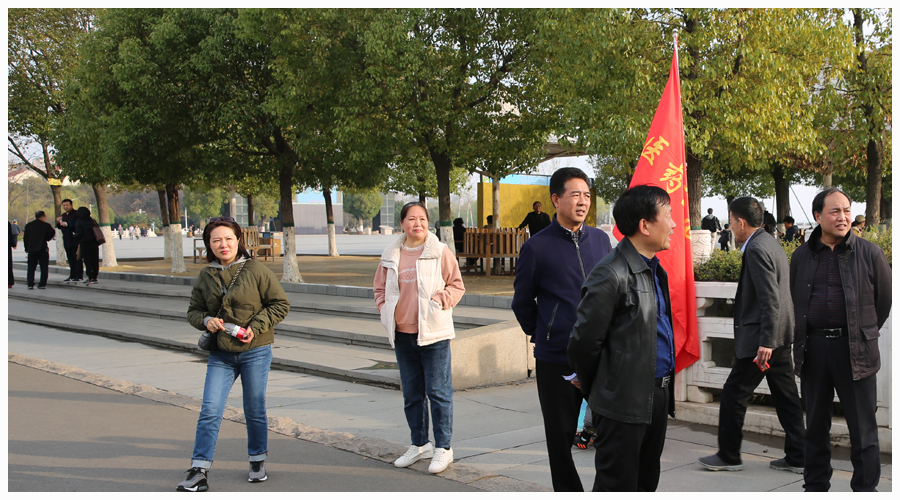 太阳成集团tyc122cc举办2021“拥抱春天，环湖健步走”活动