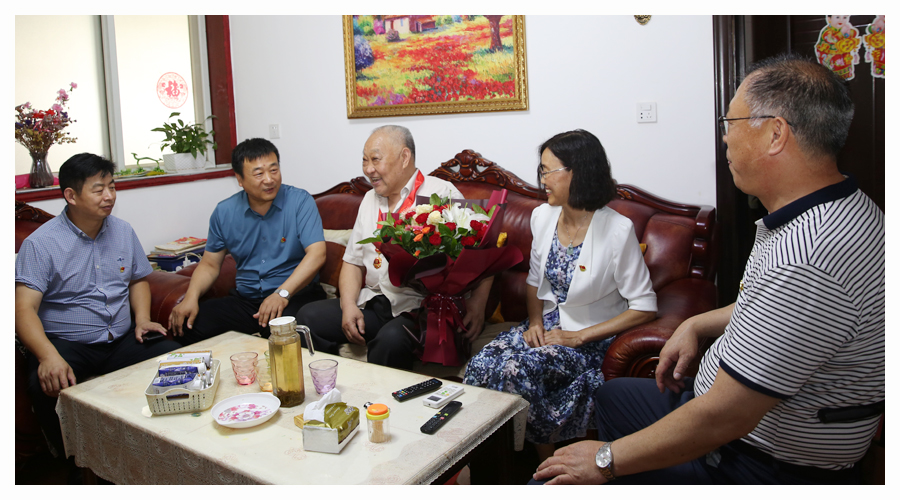 太阳成集团tyc122cc开展“光荣在党50年”纪念章颁发活动