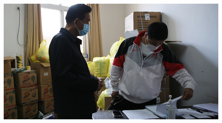 市教体局党组成员、副局长李俊峰一行三人莅临公司督导检查校园疫情防控和校园安全工作