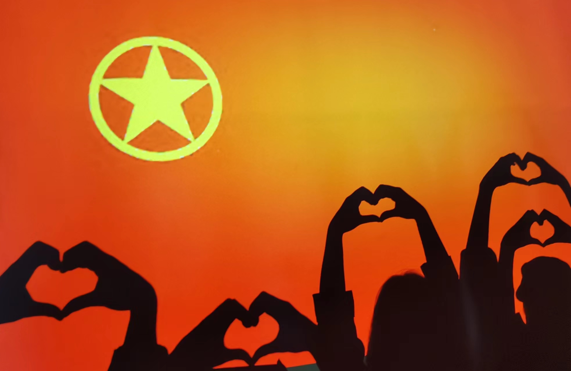 公司组织开展“我与团旗团徽合个影！”主题活动