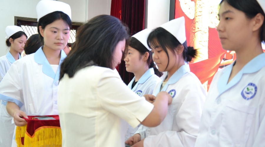 太阳成集团tyc122cc举行“团旗下的誓言”新团员入团仪式