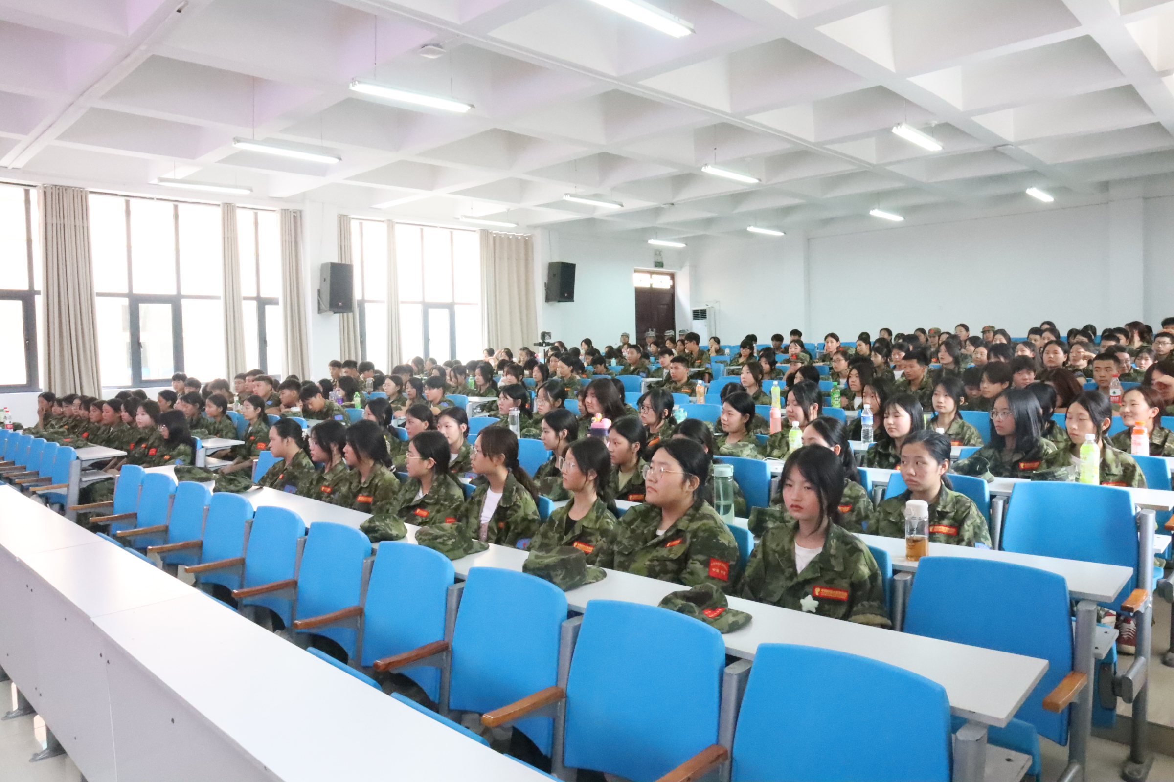 太阳成集团tyc122cc开展2023级新生法制安全讲座