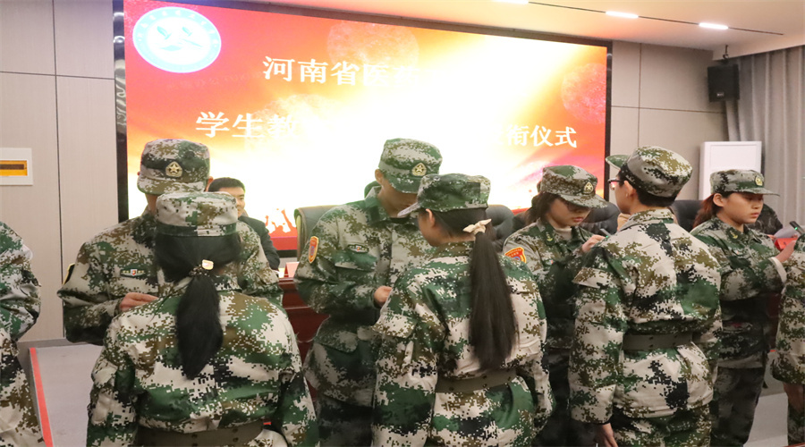 公司为公司教官新进队员进行授衔