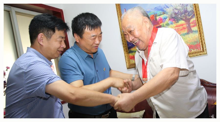 太阳成集团tyc122cc开展“光荣在党50年”纪念章颁发活动