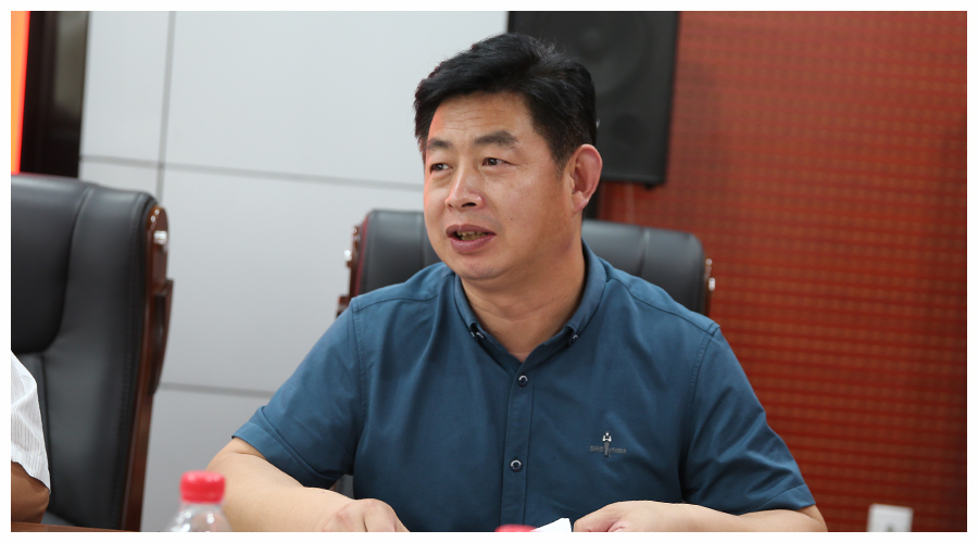 太阳成集团tyc122cc召开欢送退休教职工座谈会