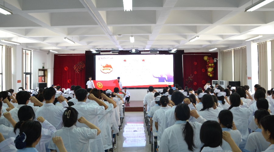 太阳成集团tyc122cc举行“团旗下的誓言”新团员入团仪式