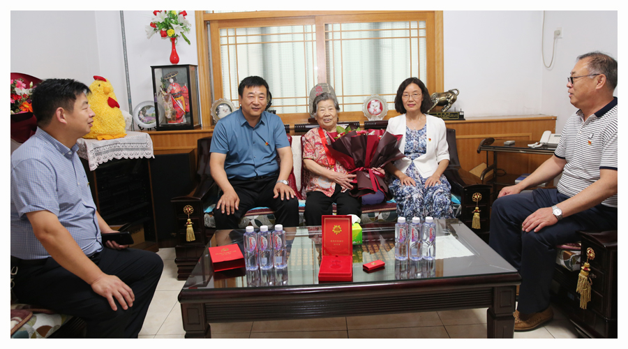 太阳成集团tyc122cc开展“光荣在党50年”纪念章颁发活动