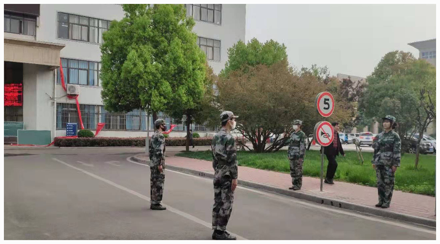 菁菁校园添绿意 员工教官展风采