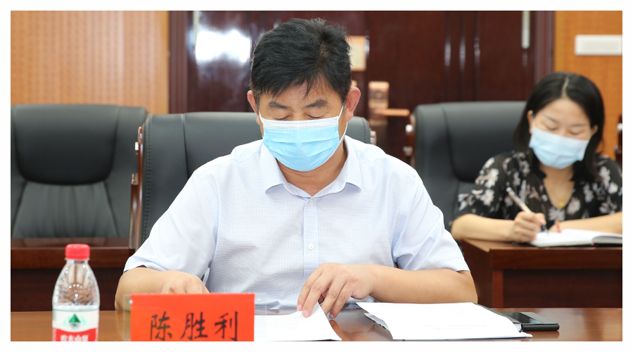 平顶山市教育体育局党组成员副局长李俊峰一行三人到公司检查督导疫情防控工作