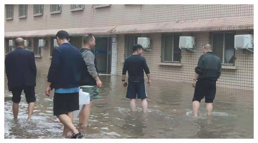 齐心协力排涝排险 全力保障校园安全