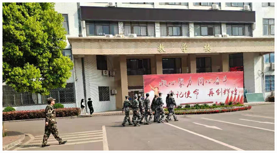 菁菁校园添绿意 员工教官展风采