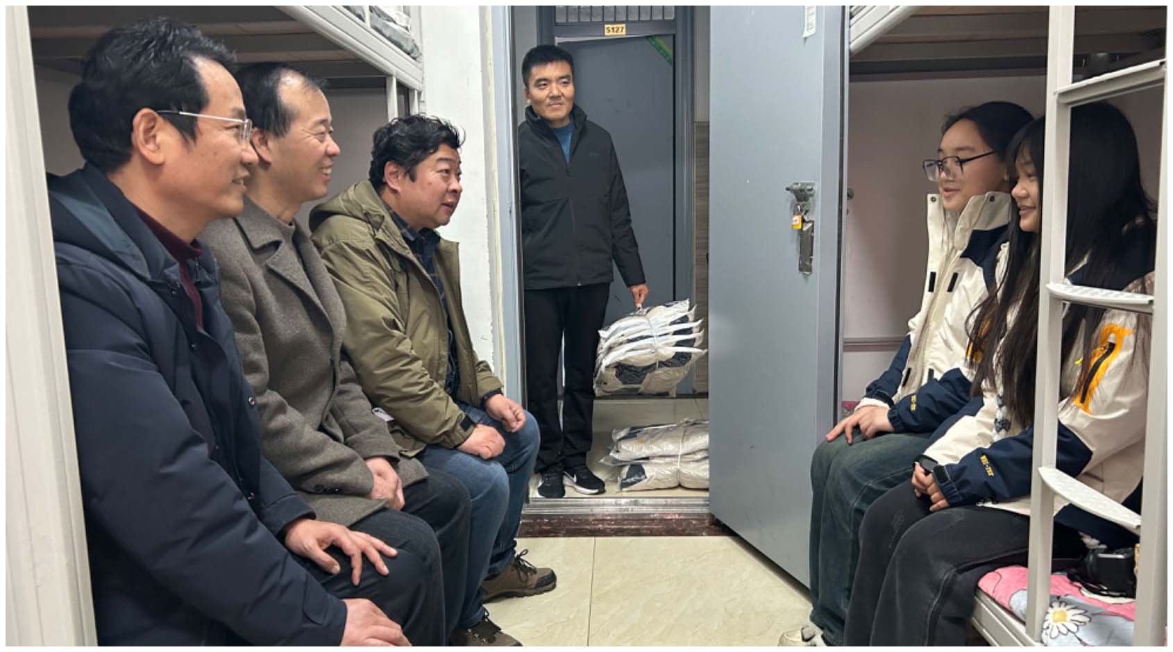 公司为贫困员工发放棉服