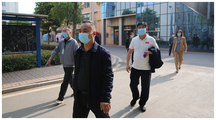 平顶山市教体局党组成员、市纪委监委驻市教体局纪检监察组组长陈晓辉一行莅临公司检查疫情防控工作