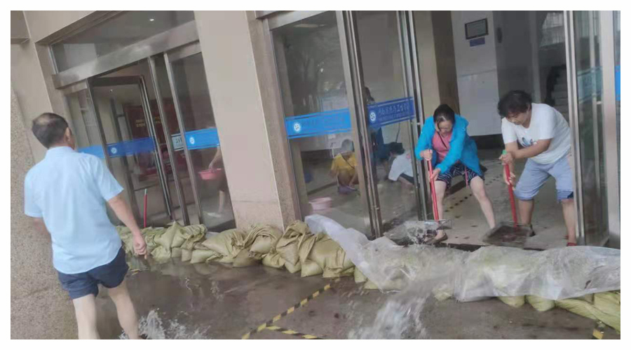 齐心协力排涝排险 全力保障校园安全