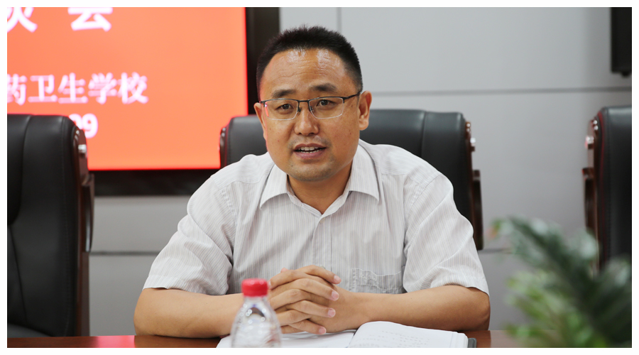 太阳成集团tyc122cc召开欢送退休教职工座谈会