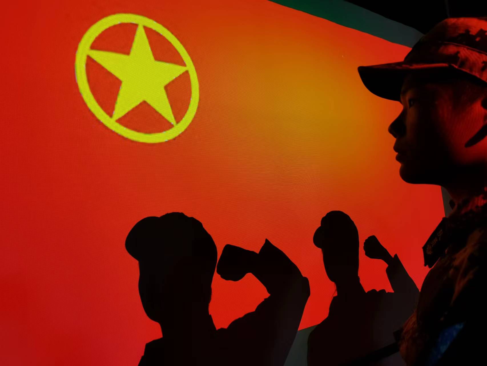 公司组织开展“我与团旗团徽合个影！”主题活动