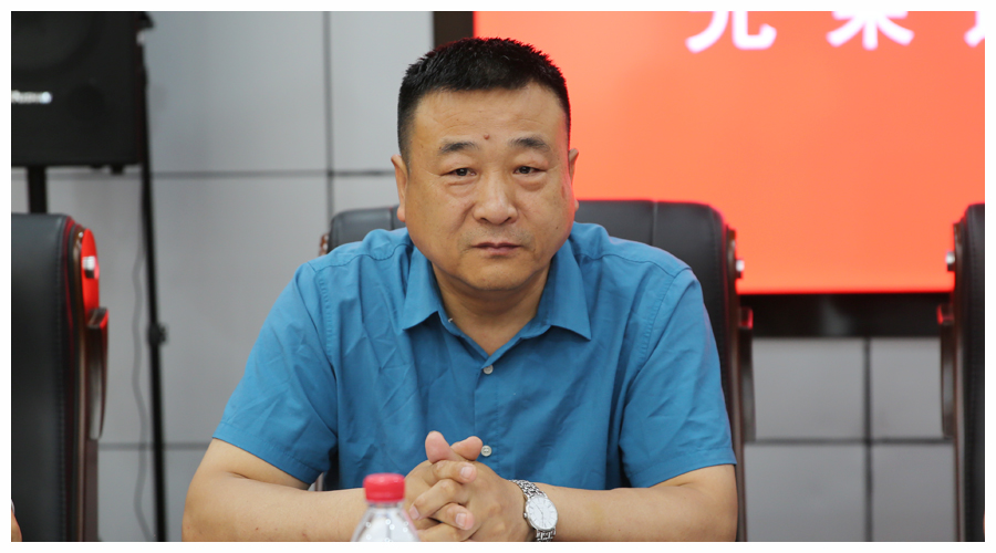 太阳成集团tyc122cc召开欢送退休教职工座谈会