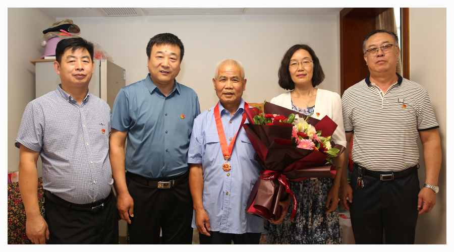 太阳成集团tyc122cc开展“光荣在党50年”纪念章颁发活动