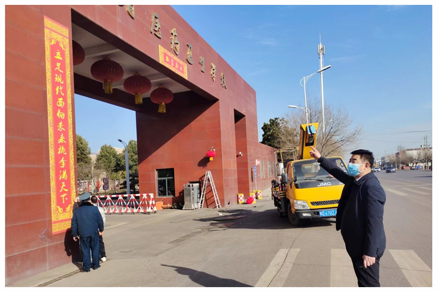 太阳成集团tyc122cc开展“挂灯笼 贴春联 欢欢喜喜过新年”活动