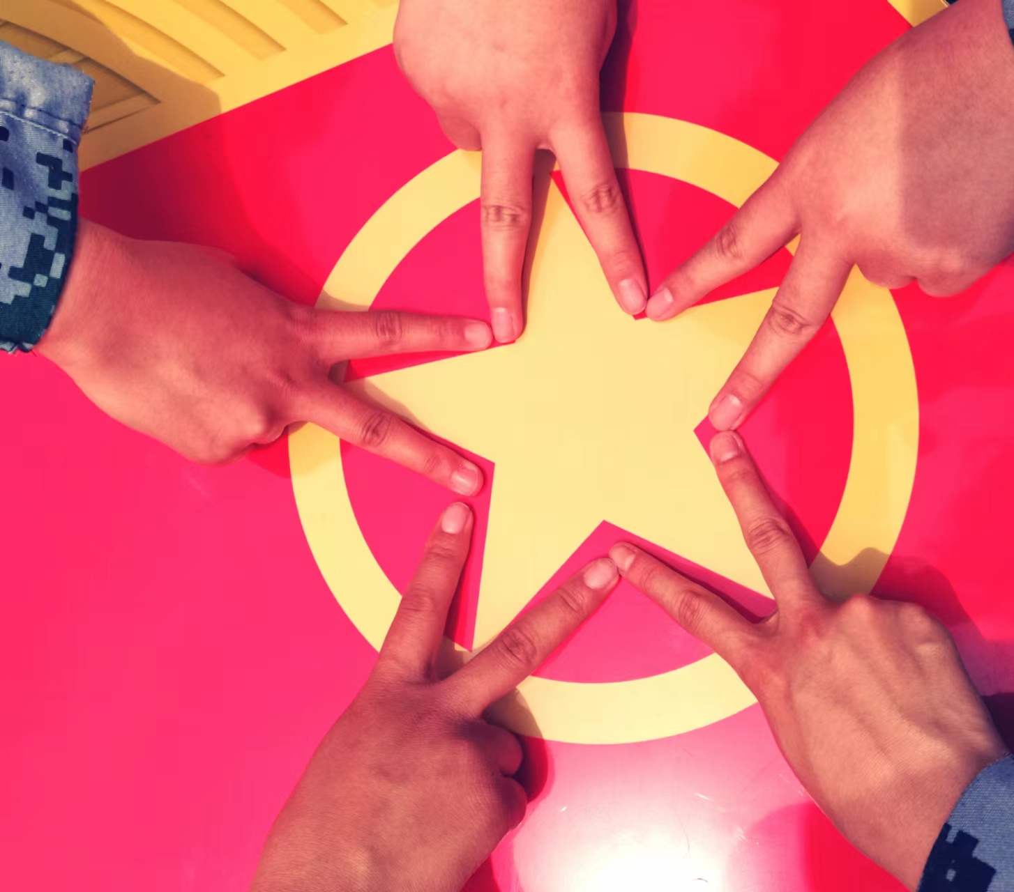 公司组织开展“我与团旗团徽合个影！”主题活动