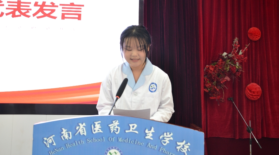 太阳成集团tyc122cc举行“团旗下的誓言”新团员入团仪式