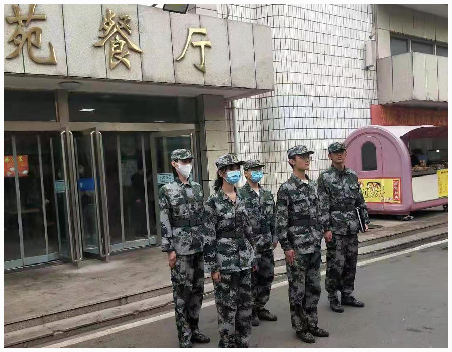 菁菁校园添绿意 员工教官展风采