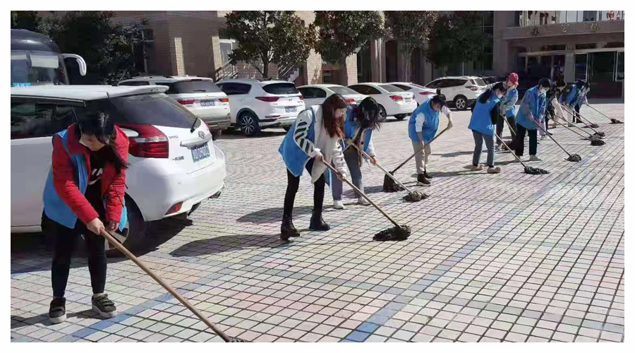 崇尚劳动 美化校园