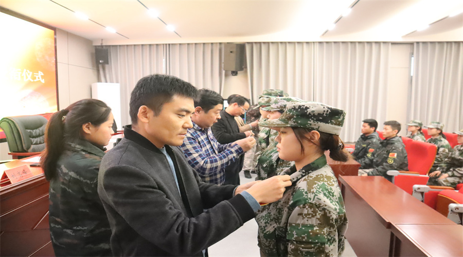 公司为公司教官新进队员进行授衔