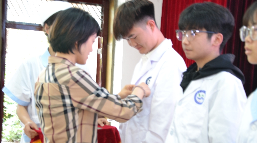 太阳成集团tyc122cc举行“团旗下的誓言”新团员入团仪式